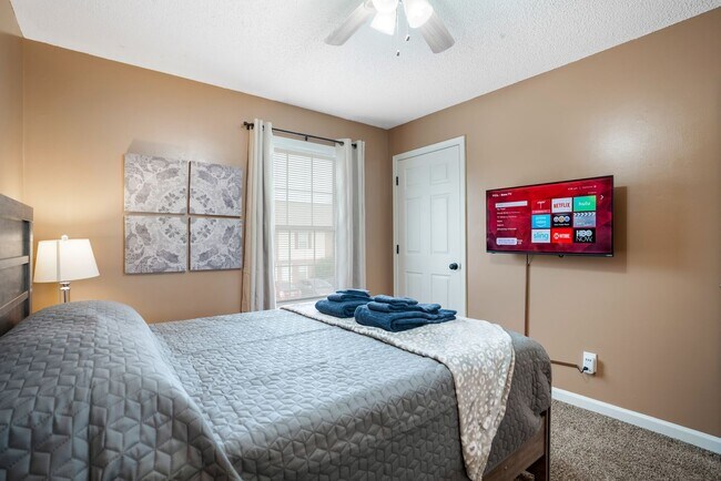 Building Photo - Hope’s Place | Cozy 2BR Condo Near Fort Campbell