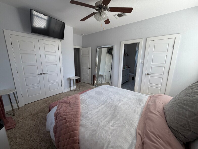 Building Photo - 1501 Lorraine Loop