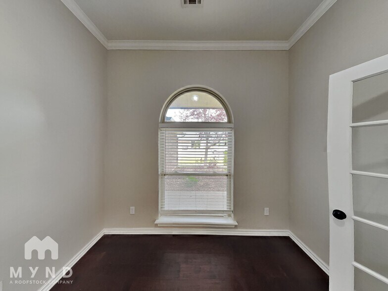 Building Photo - 512 SW 44th St