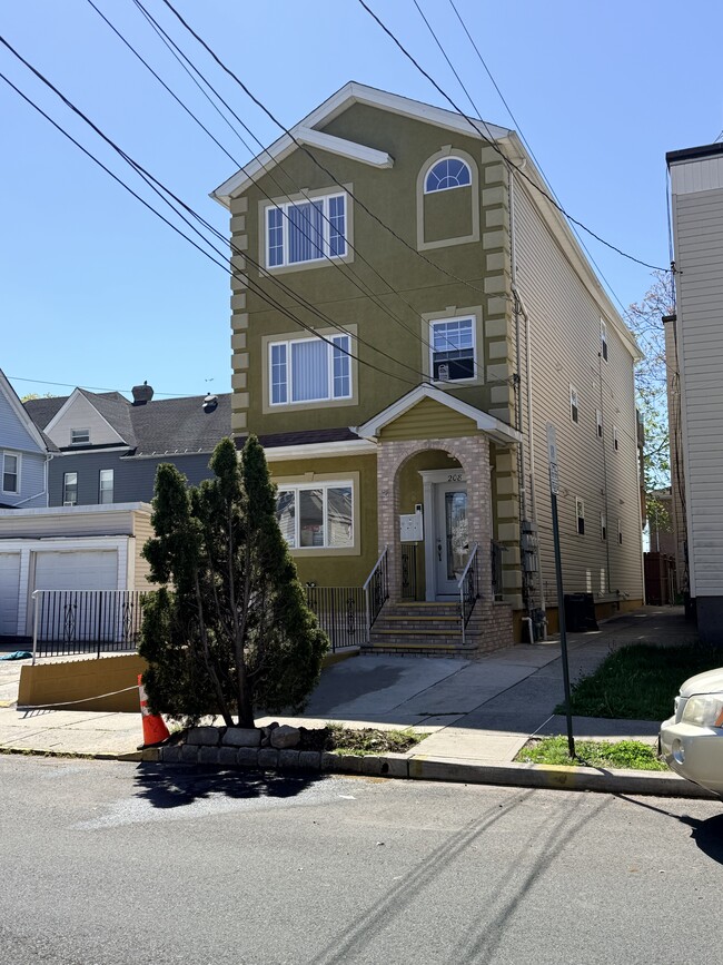 First Level Apt - 208 Vine St