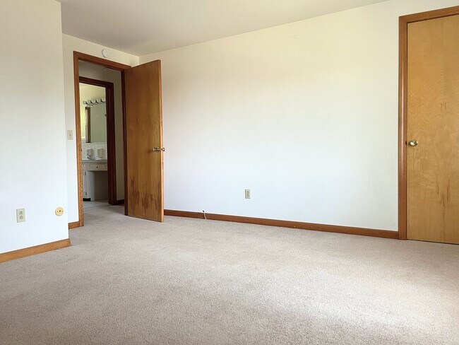 Building Photo - 25 Oakridge Dr