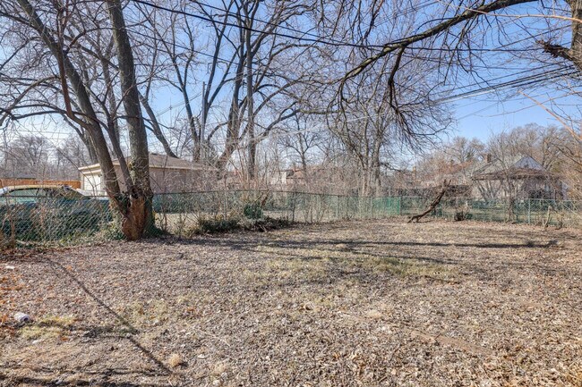Building Photo - 9828 S Yates Blvd