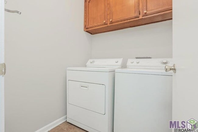 Building Photo - 4625 Parkoaks Dr