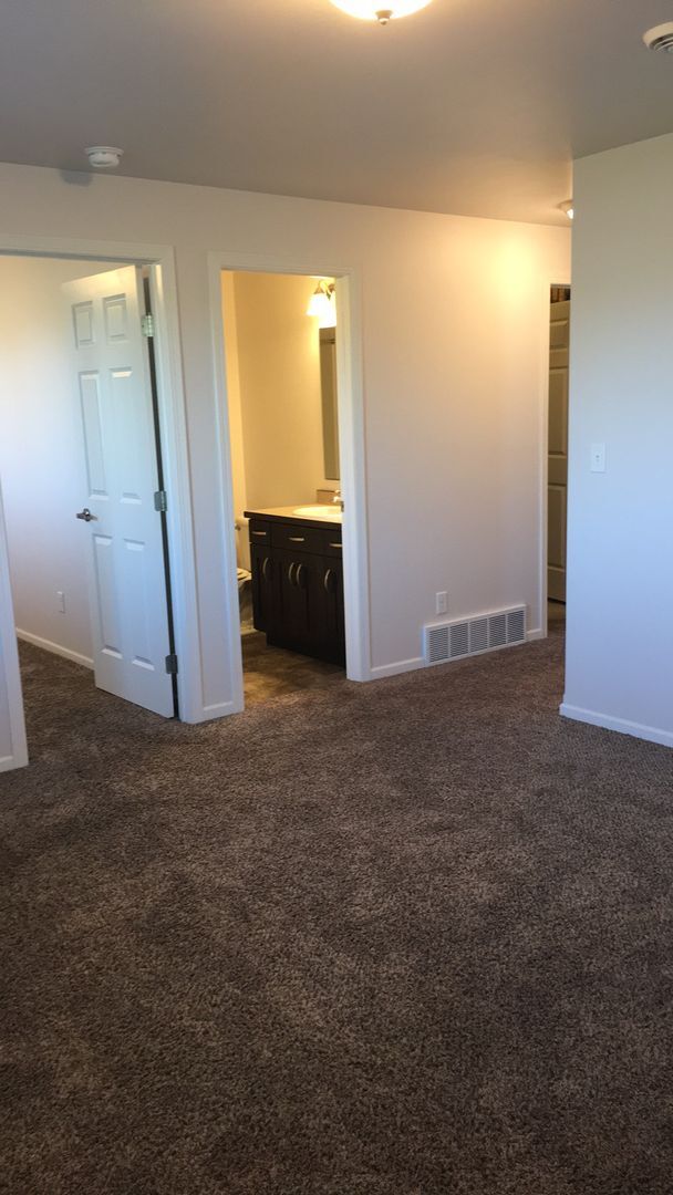 Building Photo - 3 Bed 3 Bath Twin Home