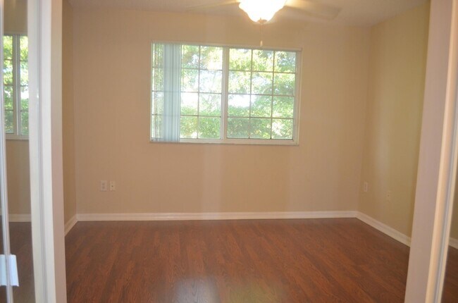 Building Photo - 900 Crestwood Ct S