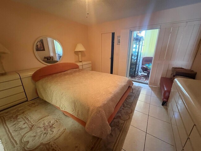 Building Photo - 202 Greenbrier C