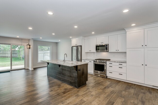 Building Photo - SIMPLY LUXURIOUS twinhome near Central & R...