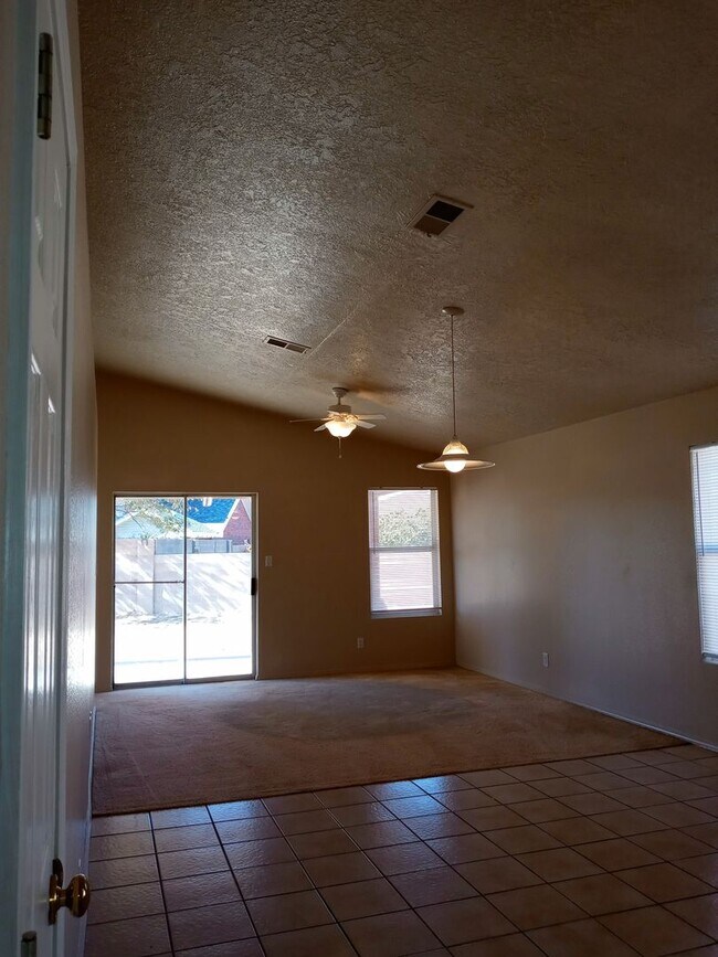 Building Photo - Affordable Ventana Cutie!!