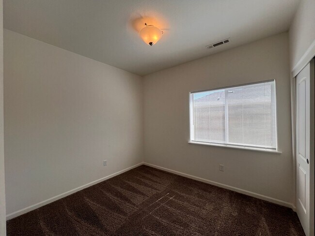 Building Photo - Silverland Estates 3 Bedroom 2 Bathroom Ho...