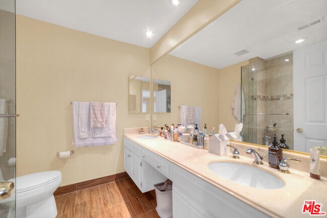 Building Photo - 5624 Las Virgenes Rd