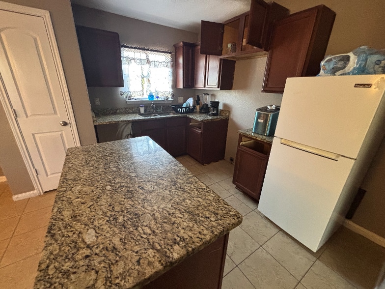 Building Photo - 4606 Le Villas