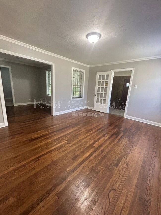 Building Photo - 1070 E Walthal Cir