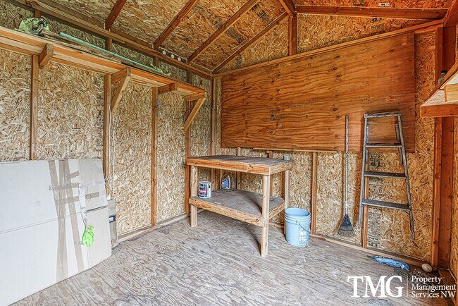 Building Photo - Classic Ranch Style home with 2 Bed 1.5 Bath and Large Backyard!