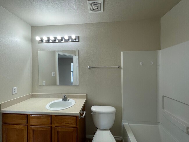 Building Photo - Townhome for rent