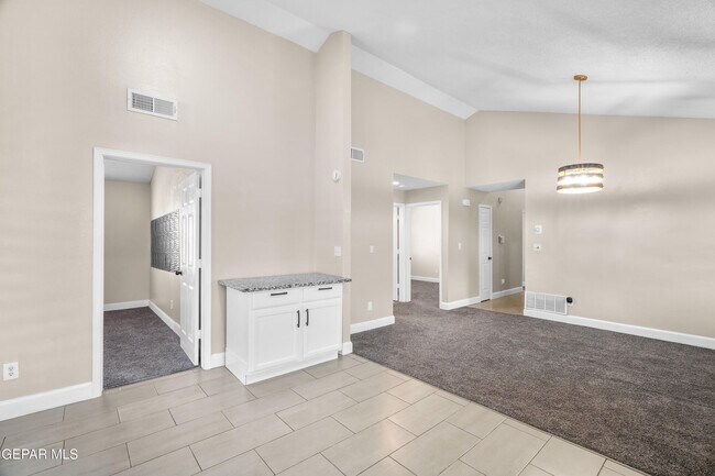 Building Photo - 450 Sunrise Hills Dr
