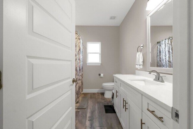 Building Photo - Solar Panel Home in East Navarre!