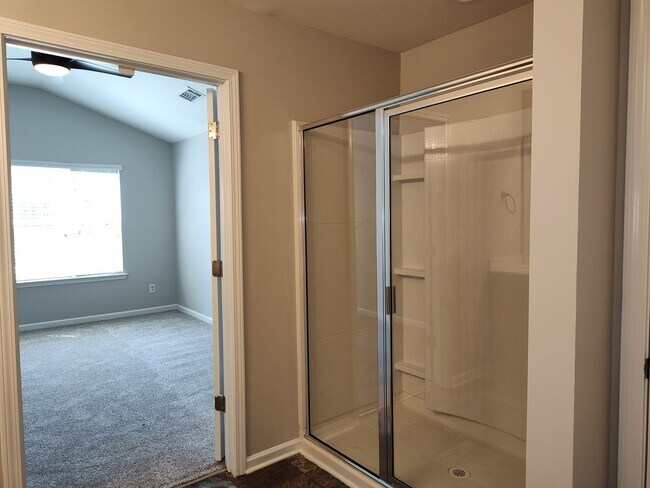 Building Photo - Beautiful Townhome in Berkshire!