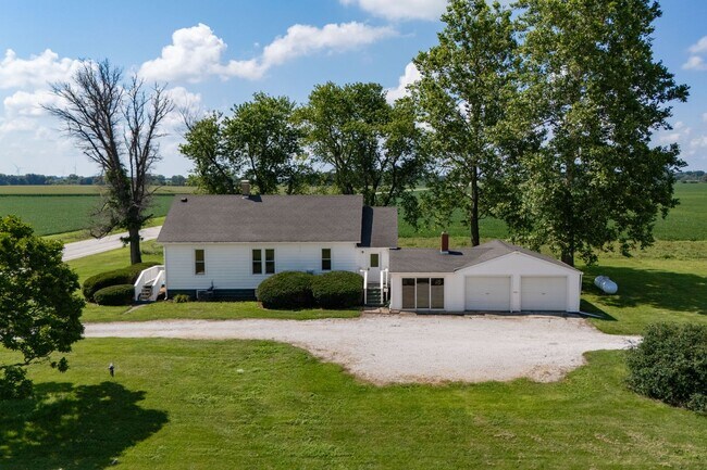 Building Photo - 3 Bedroom, 1 Bathroom Rural Home for Rent – Farmer City, IL
