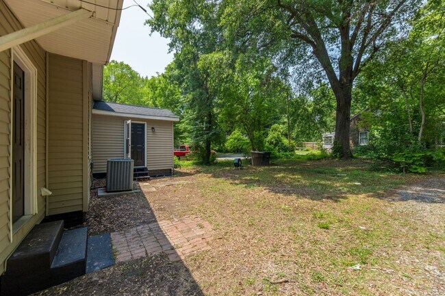 Building Photo - 1320 W Friendly Ave