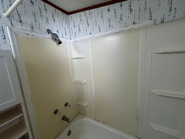 Building Photo - 3 Bed 2 Bath Updated Mobile Home w/ Fenced Yard & Many Amenities