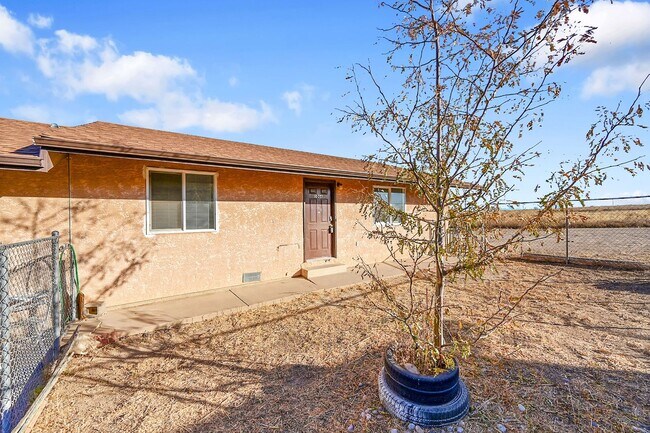 Building Photo - UPDATED 2bed 1bath duplex with fenced yard, WASHER + DRYER