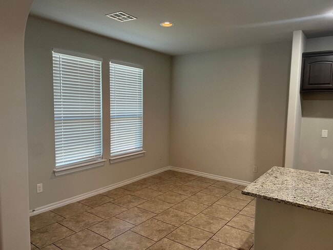 Building Photo - 4  bed 2 bath 2 car in Mustang Schools