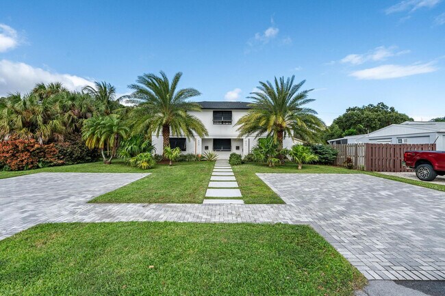 Building Photo - 807-809 Southwest 14th Court-SI FL2-ID1475657P