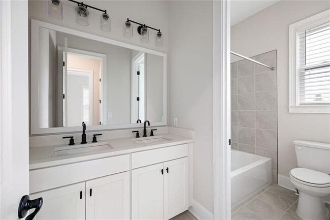 Building Photo - 109 Village Green Ave