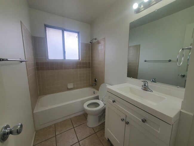 Building Photo - 4735 Wedgecliffe Dr