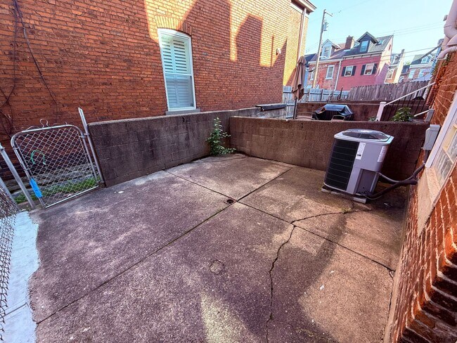 Building Photo - 4403 Davison St