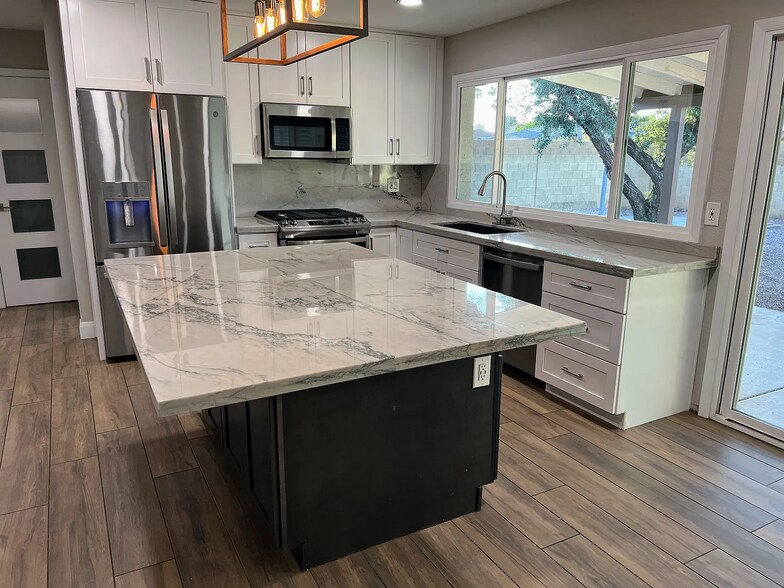 Building Photo - 2508 E Loyola Dr