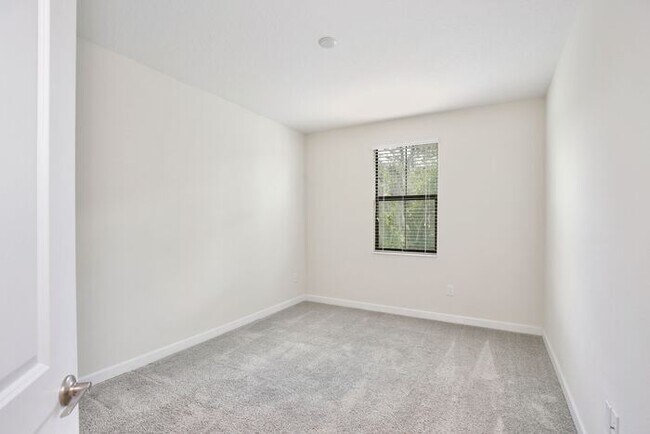 Building Photo - Beautiful 4/3.5 Townhome with a Spacious 2 Car Garage Located in Trails at Moss Park - Orlando