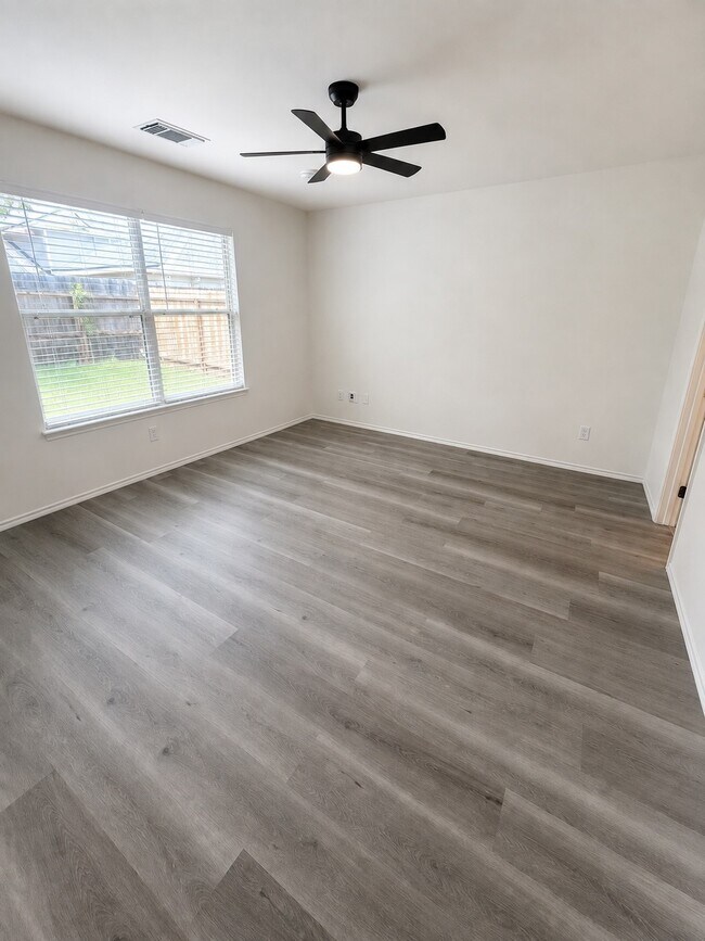 Building Photo - 9227 Shaded Pines Dr