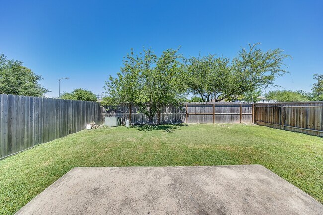 Building Photo - 627 Regal Hollow Ln