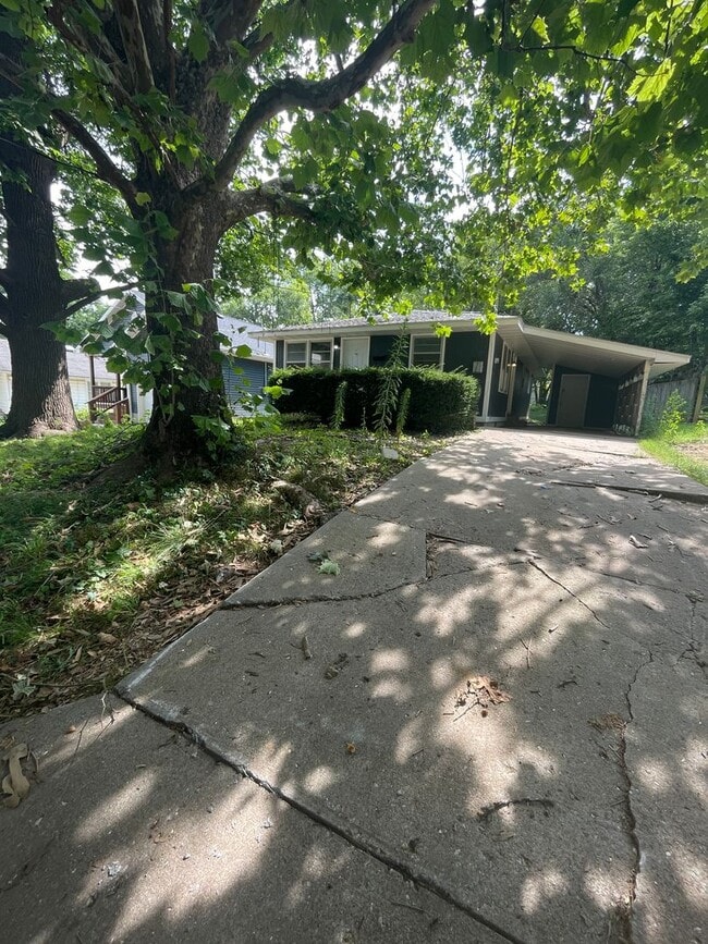 Building Photo - 3 Bed 2 Bath Carport. Available 12-31-2025