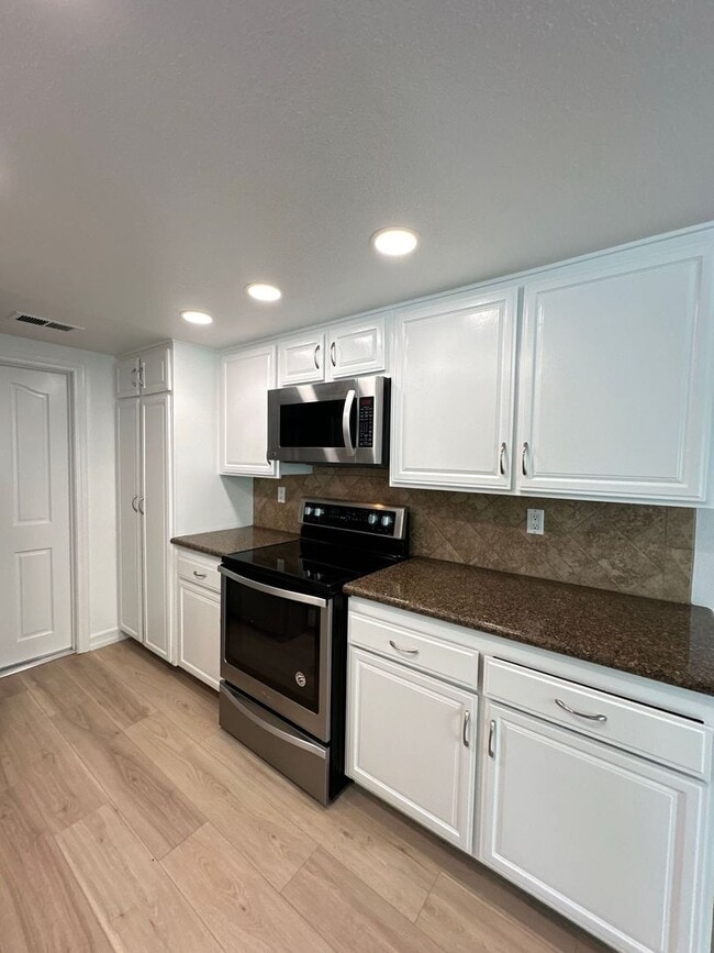 Building Photo - 3 Bedroom Tustin Condo - Recently Renovated - 2 Car Gar - Beautiful!!!!!