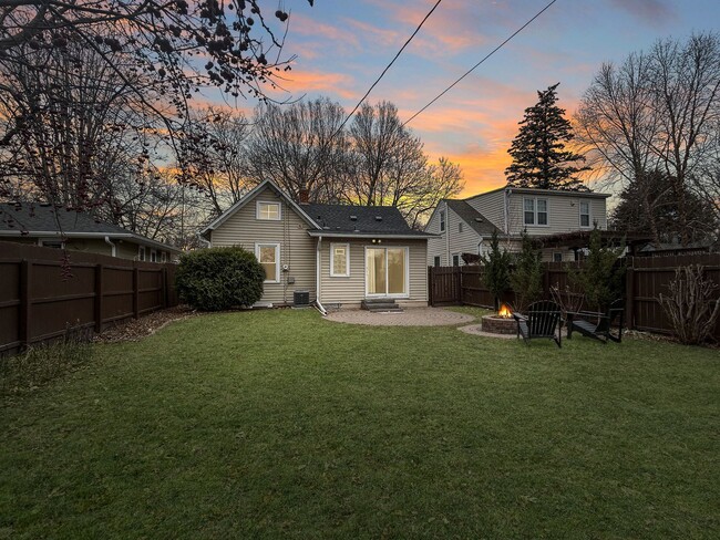 Building Photo - 2729 Vernon Ave S