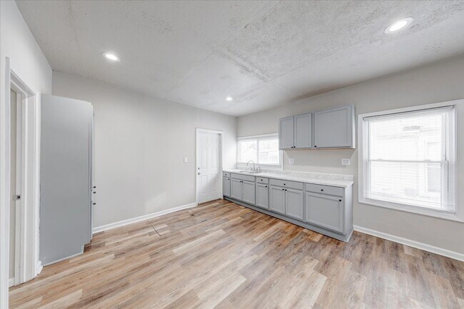 Building Photo - 1015 S Sheffield Ave