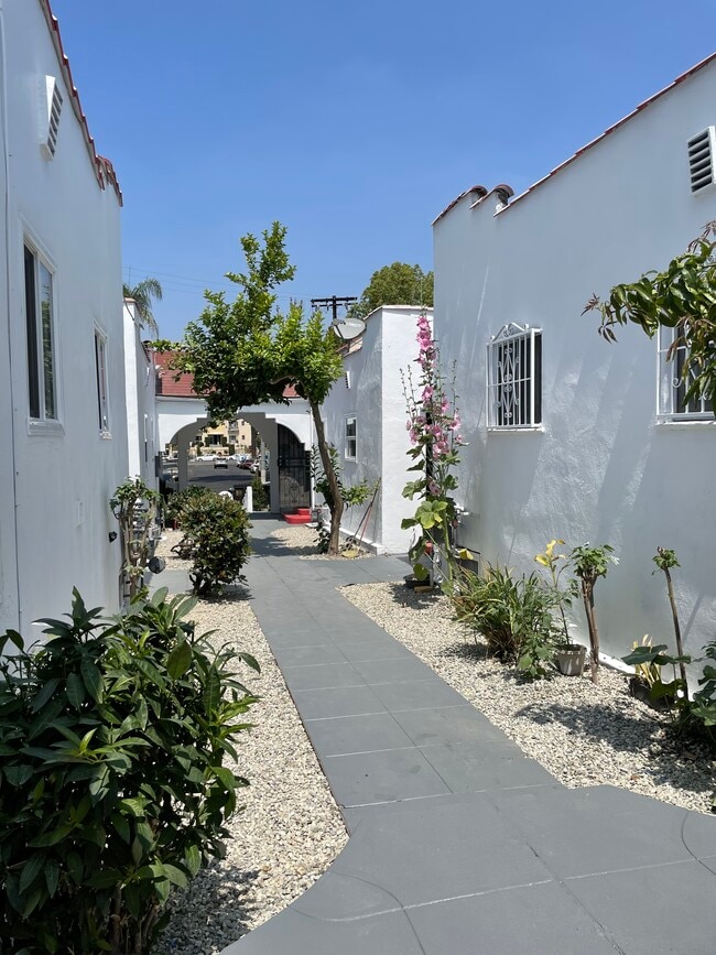 Building Photo - 410 S Coronado St