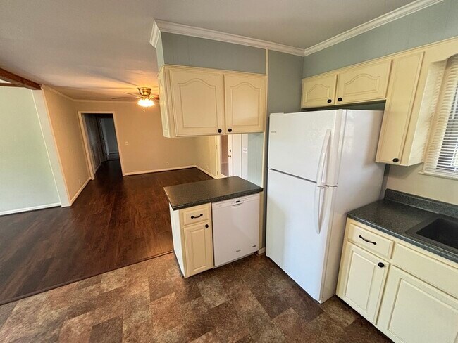 Building Photo - Close to Glenbrook area in Hendersonville!