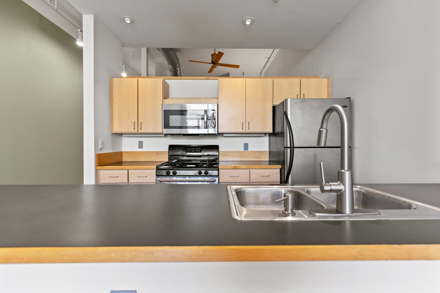Fully equipped kitchen - 15 Brown St