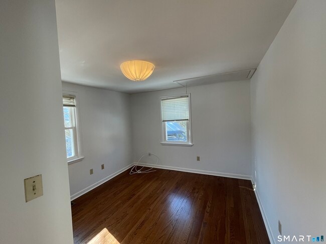 Building Photo - 113 Kings Hwy N