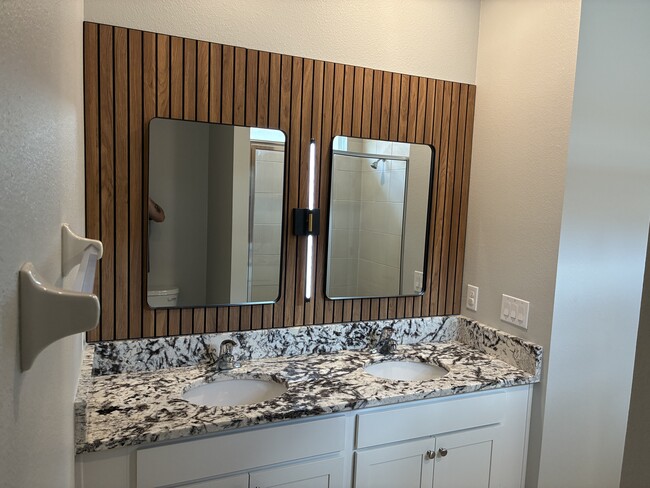 Building Photo - 5385 Sunshine Dr