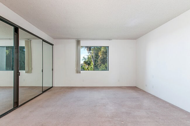 Building Photo - HUGE 2BD/2BA CONDO IN MISSION HILLS - AMAZ...