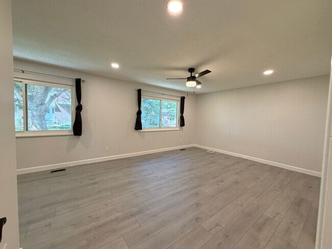 Building Photo - 529 S Xenon Ct