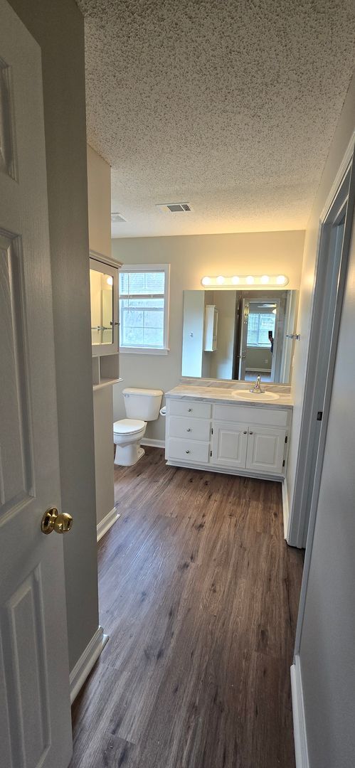 Building Photo - Lovely Jasper Townhome