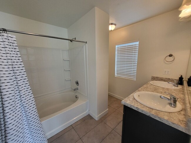 Building Photo - Single Family Home Eagle Mountain