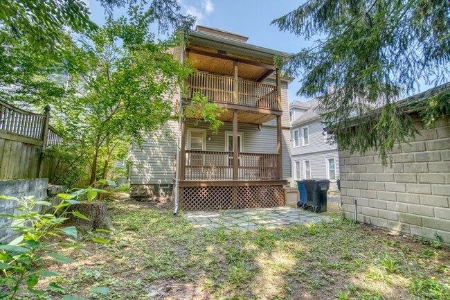 Building Photo - 689 Allen St