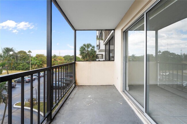 Building Photo - 4164 Inverrary Dr