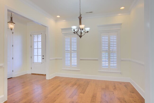 Building Photo - Fresh Paint, New Carpet & Custom Finishes in North Shore Country Club